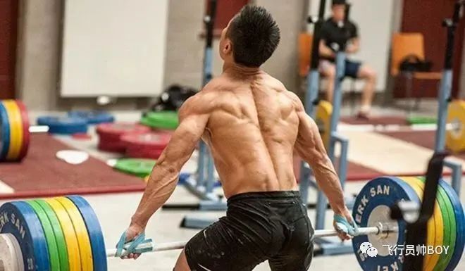 外国举重冠军男世界冠军是谁_外国举重冠军永不放弃_外国世界举重男冠军